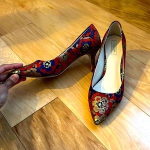 Cole haan heels multi color with gold accent